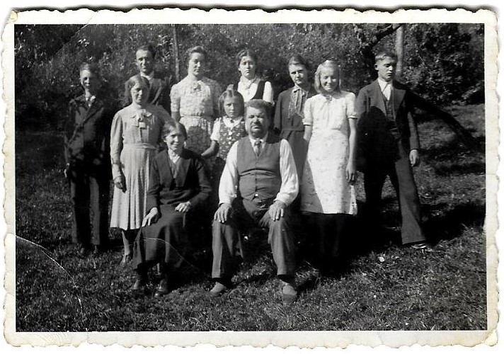 Marija in Jožef Cej z družino l.1939